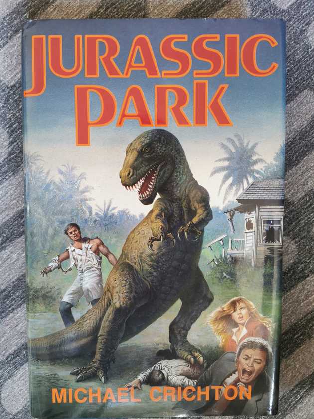 La copia di "Jurassic Park" che lessi da ragazzino, ancora in mio possesso — edizione Euroclub